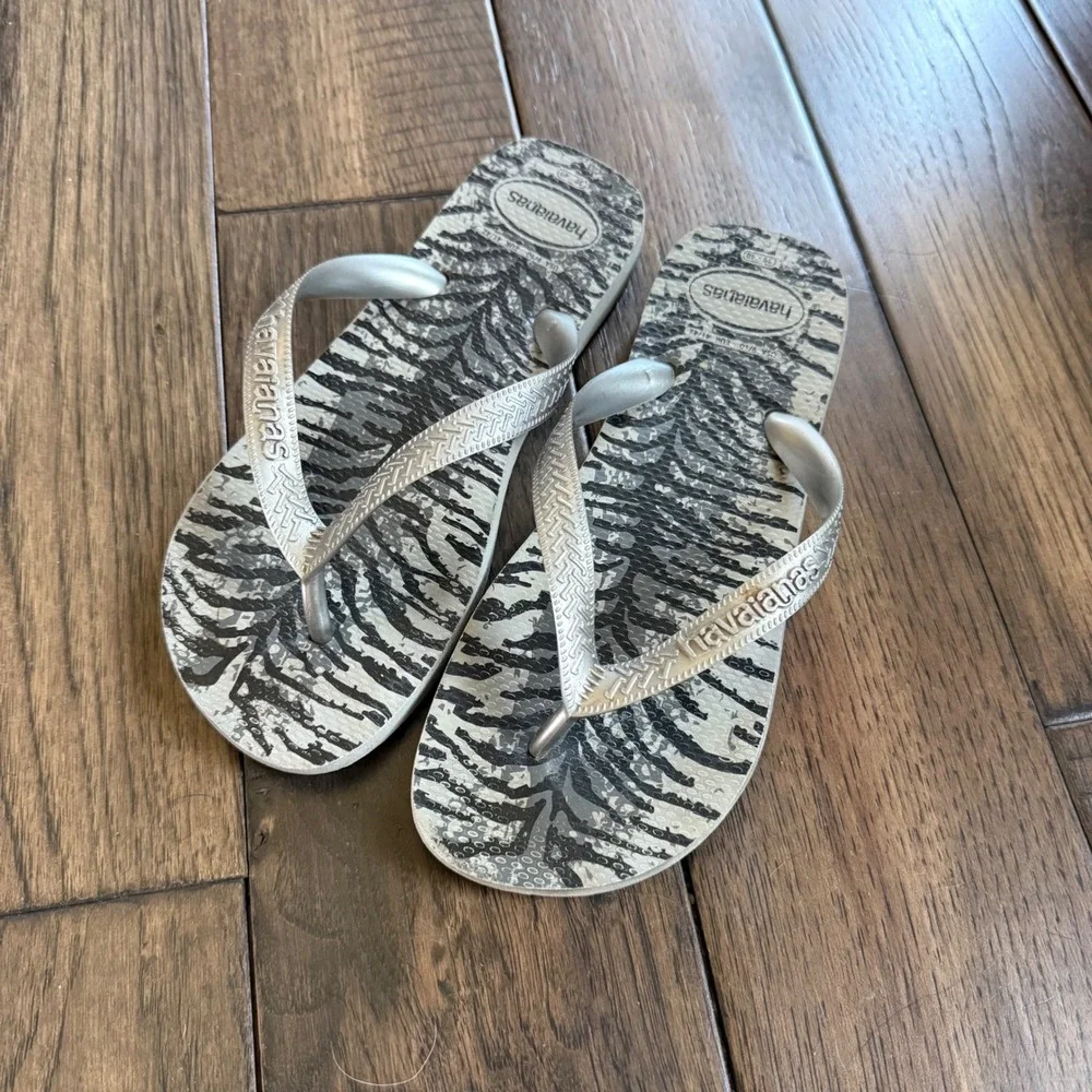 Havaianas Zebra Print Flip Flops Silver Metallic Straps Womens Size 9/10 Grey